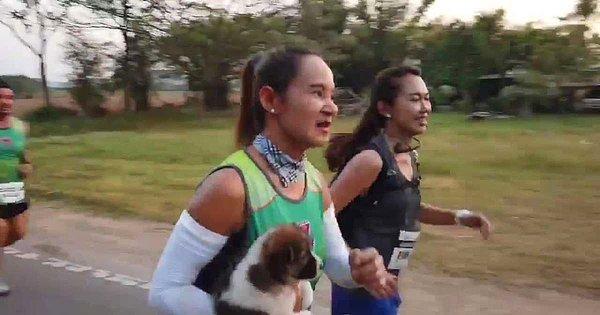 Oldukça sevimli görüntülerin kaydedilmesini de sağlayan kadın, maratonu elinde köpekle bitirdi.
