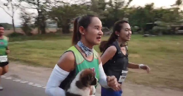 Oldukça sevimli görüntülerin kaydedilmesini de sağlayan kadın, maratonu elinde köpekle bitirdi.