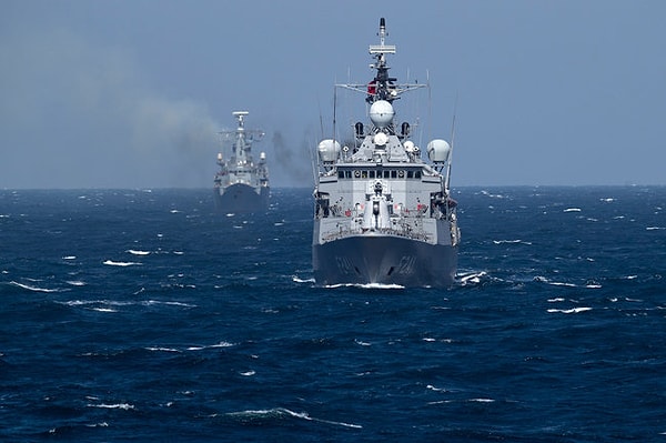 8. Какой пролив соединяет Красное море с Индийским океаном?