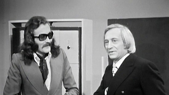 Cem Karaca Neden Gözlük Takıp Uzun Saç Bırakıyordu?