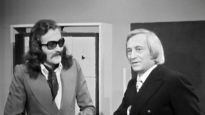 Cem Karaca Neden Gözlük Takıp Uzun Saç Bırakıyordu?