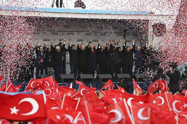 Erdoğan, partisinin ve Cumhur İttifakı'nın Sivas Belediye Başkan adaylarıyla birlikte vatandaşları selamladı.