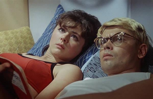 8. Что хотел найти Шурик под диваном в новелле Л. Гайдая «Наваждение»?