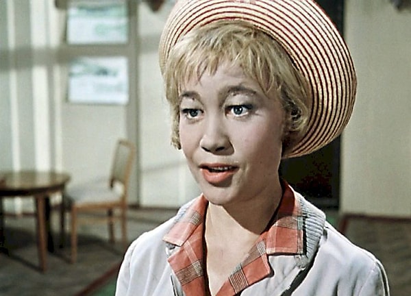 9. Как звали героиню Надежды Румянцевой в фильме"Королева бензоколонки"?