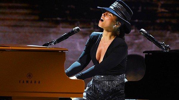 Ödül törenini tam 15 defa Grammy müzik ödülünü kazanan Alicia Keys sundu.