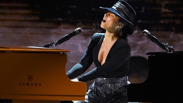 Ödül törenini tam 15 defa Grammy müzik ödülünü kazanan Alicia Keys sundu.