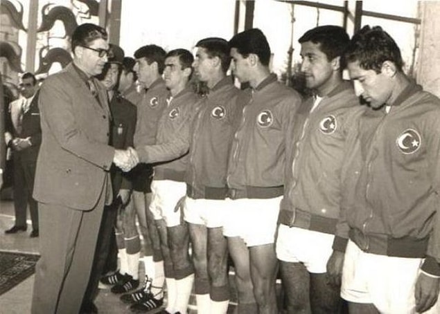 1957: Ordular arası futbol karşılaşmalarında Türk takımı rekor kırdı; Amerikan ordu takımını 19-0 yendi.