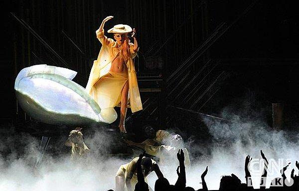 Lady Gaga, 2011 yılındaki Grammy Ödülleri'nde de Çağlayan'ın tasarladığı devasa bir yumurta içinde sahneye çıkmıştı.