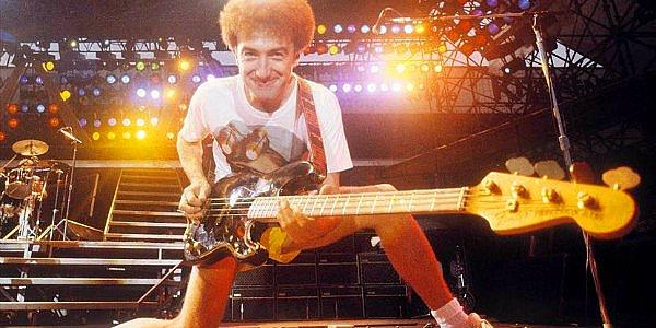 İlk gitarını borçlanarak alan John Deacon, müzik kariyerine henüz 14 yaşındayken The Opposition isimli grupta önce ritm sonra bas gitar çalarak başladı.