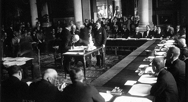 1920 - I. Dünya Savaşı: Osmanlı Padişahı VI. Mehmed'in temsilcileri, Osmanlı Devleti'nin Müttefikler arasında paylaşımını öngören Sevr Antlaşmasını imzaladılar.