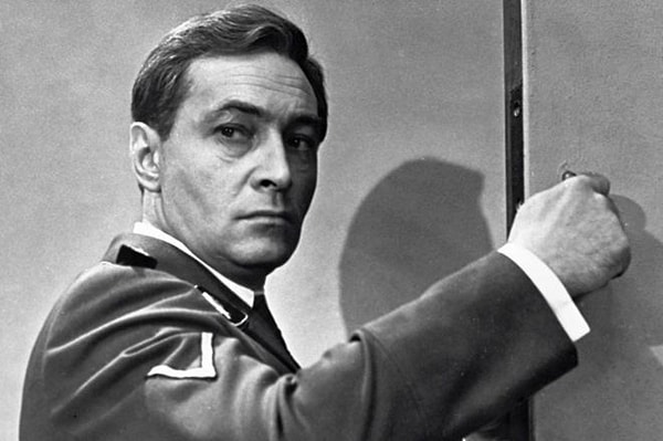 1. Закончите фразу: «А вас, Штирлиц, я попрошу ... »