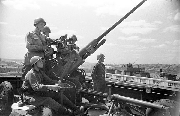 9. Под чьим командованием в 1945 году находился Центральный фронт ПВО?