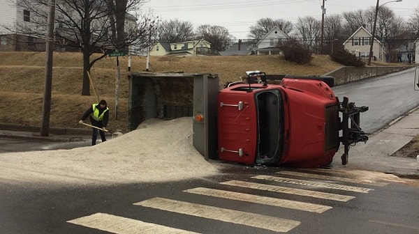 4. В одной из провинций Канады на дорогах было так скользко, что даже грузовик с дорожной солью перевернулся