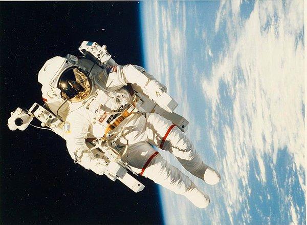 1. 1960-2002 yılları arasında NASA tarafından çekilmiş, astronotların uzay deneyimlerini konu alan 350'den fazla fotoğraf açık artırmada satılacak.