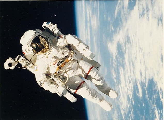 1. 1960-2002 yılları arasında NASA tarafından çekilmiş, astronotların uzay deneyimlerini konu alan 350'den fazla fotoğraf açık artırmada satılacak.