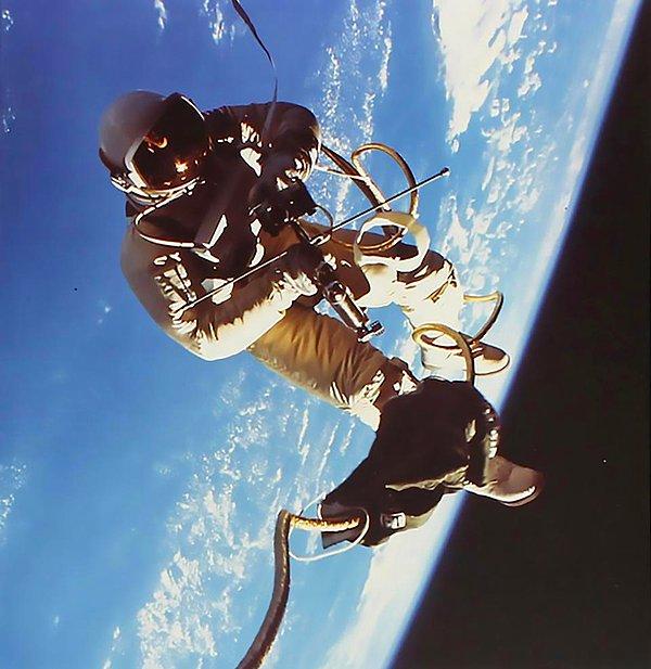6. Astronot Ed White, Meksika Körfezi üzerinde süzülürken, 1965.