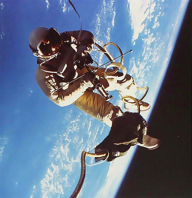 6. Astronot Ed White, Meksika Körfezi üzerinde süzülürken, 1965.