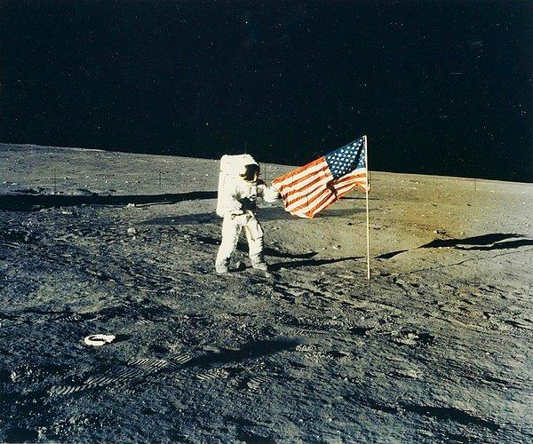 11. Charles Konrad ve ABD bayrağı, 1969