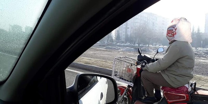 Kendine Poşetten Kask Yapıp Trafiğe Çıkan Yurdum İnsanı