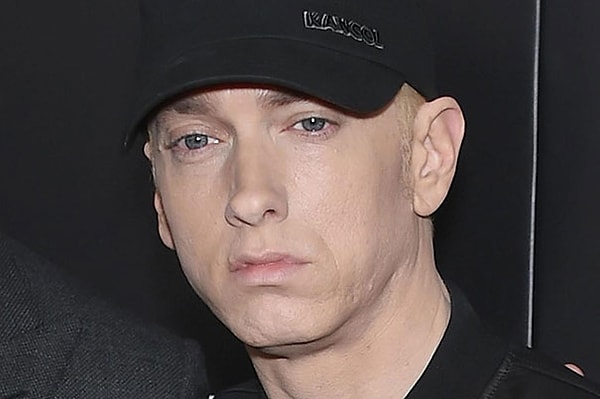 3. Известно, что у самого Эминема было трудное детство. Так что понятно, почему у него всегда скорее нейтральное выражение лица, даже если не сердитое и немного злое.