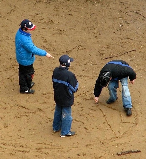 16. Играли в «Земельки», рисуя на земле круг и расчерчивая его ножичком