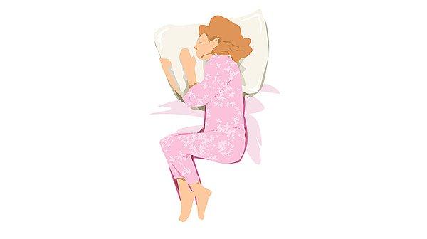 İnsanların %80'i gibi sizde yan yatarak uyuyorsanız omuz genişliğinize göre yastık seçmeniz önemli.