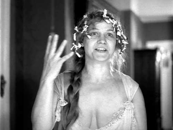 6. Это Нина Русланова, которая сыграла кухарку в фильме "Собачье сердце". Как звали героиню?