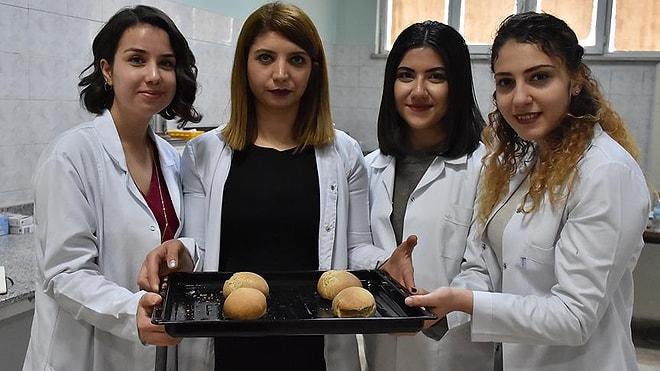 Gaziantep Üniversitesi öğrencileri soğan kabuklarından ekmek yaptılar