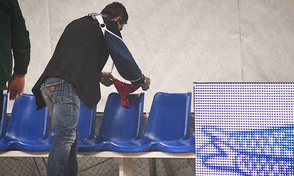 Dimitris Giannakopoulos, rakiplerinin ikinci yarıya çıkmaması üzerine olay bir harekete imza attı ve Olympiacos'un benchine kırmızı bir kadın iç çamaşırı bıraktı.