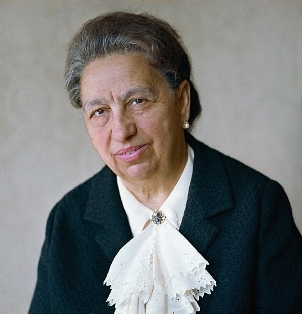 10. Кто запечатлен на этом снимке?