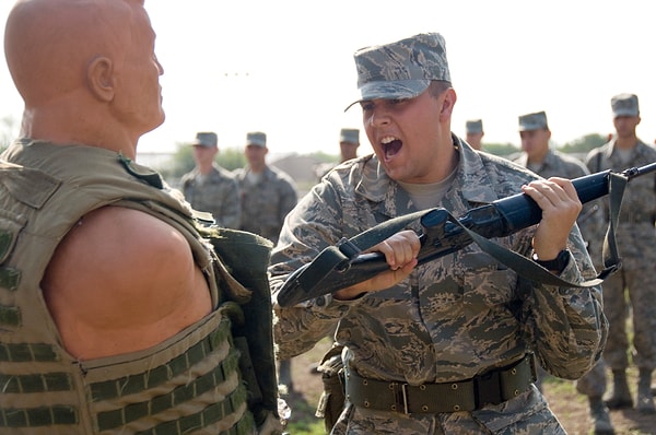 БААААМ! Охранник ударил вас прикладом винтовки и жестко предупредил, что в это время вам запрещено находиться в этом месте. Вы вернулись в барак с разбитой бровью. Вам срочно необходимо зашить рану, иначе может пойти заражение. Кому-то нужно пойти в лазарет и похитить необходимые материалы, чтобы остановить кровотечение, либо один из заключенных зашьет бровь с помощью своей иглы и обычной нитки, которые есть у него под рукой. Каково ваше решение?