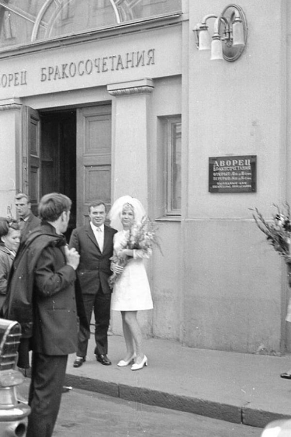 1. Как называлась книжка, которую жениху и невесте выдавали в ЗАГСе после подачи заявления?