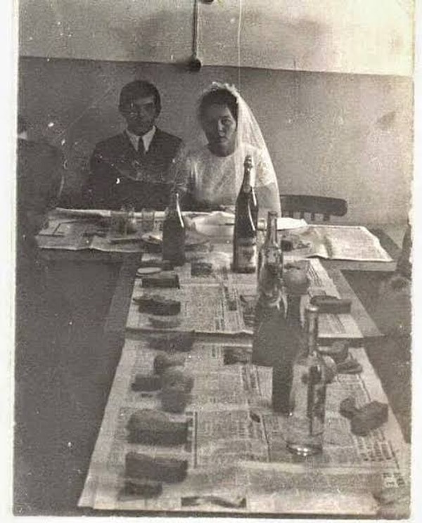 3. Иногда у советских молодоженов не было средств на свадебные наряды и кольца, и все это занималось у друзей.