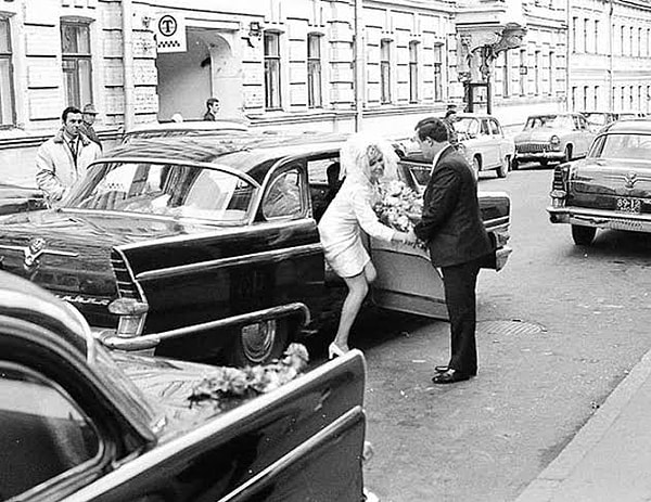 9. Когда в СССР пришла мода на короткие свадебные платья и фату?