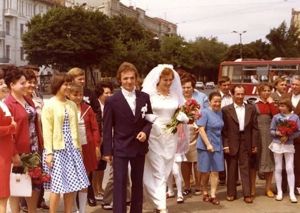 15. Закончите шутку из советского свадебного плаката: «С милым рай и в шалаше, если милый – ...».