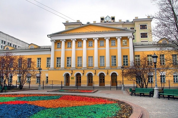 2. Кто из этих знаменитых исполнителей НЕ учился в Российской академии музыки имени Гнесиных?