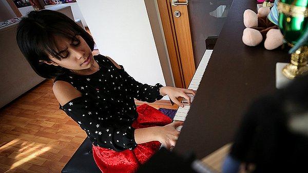 Genç yetenek, yarışmalara Fazıl Say'ın hediye ettiği piyano ile hazırlanıyor.