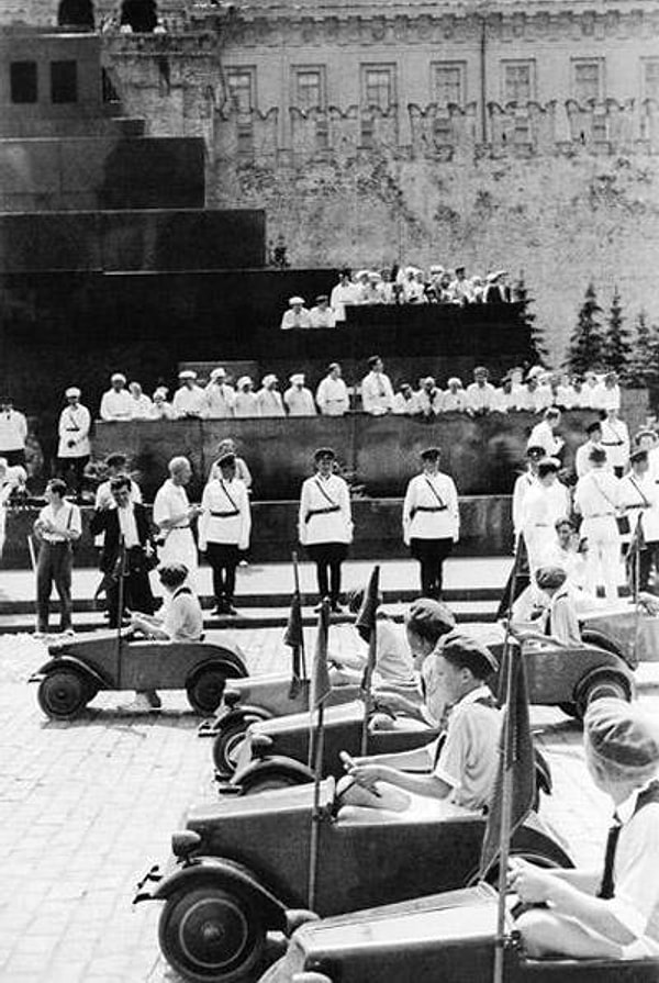 1. Итак, начнем! Какой праздник запечатлен на этом снимке?