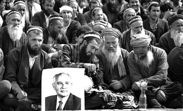 11. Отделение от СССР привело эту республику к гражданской войне. На фото...