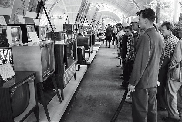 12. В каком году Центральное телевидение СССР начало трансляцию программ в цветном изображении?