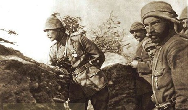 1915: İtilaf devletleri'nin Çanakkale'ye denizden yaptıkları saldırı püskürtüldü.