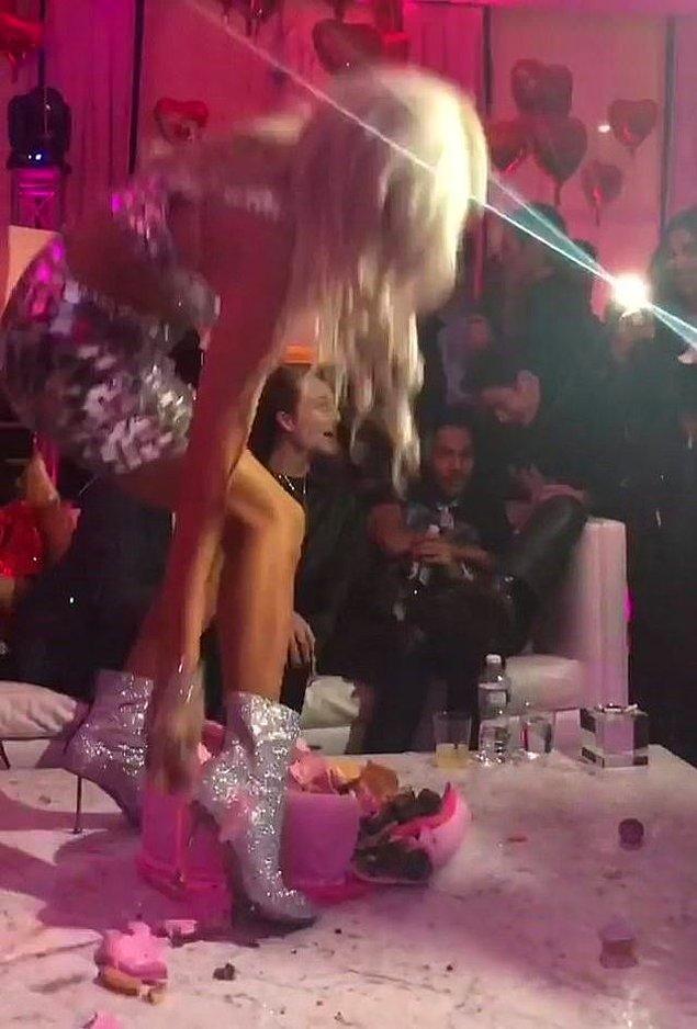 Arkadaşlarıyla birlikte doğum gününü kutlayan Paris Hilton, özel altın soslu pastasını ise ayaklarıyla ezdi.