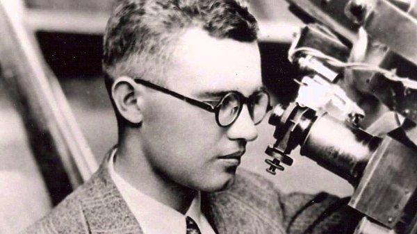 1930: Amerikalı astronomi tutkunu Clyde Tombaugh, 33 cm'lik bir teleskopla Plüton cüce gezegenini keşfetti.