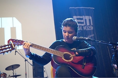 Tek Eliyle Hayaline Tutundu: 11 Yaşındaki Nuriye, Gitar Performansıyla Alkışları Topladı