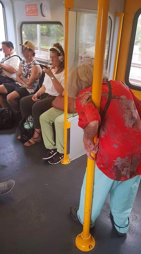 Yolcuların dördü yaşlı kadına yer vermedikleri için ağır eleştirilere maruz kaldı.