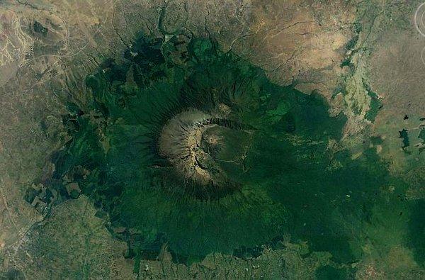 21. "Büyük Rift Vadisi'nde, nemli bir iklime sahip ve çok asimetrik bir kraterin bulunduğu, St. Helens Dağı'na benzeyen bir başka volkan."
