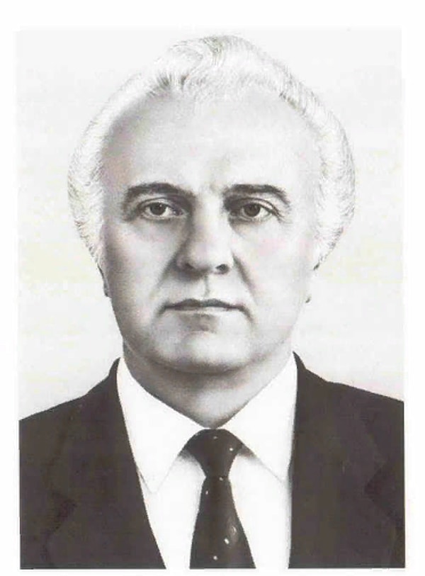 9. Министр Иностранных дел СССР (1985-1990), затем Министр внешних сношений СССР (ноябрь-декабрь 1991), Член Политбюро ЦК КПСС (1985-1990). Как звали этого человека?