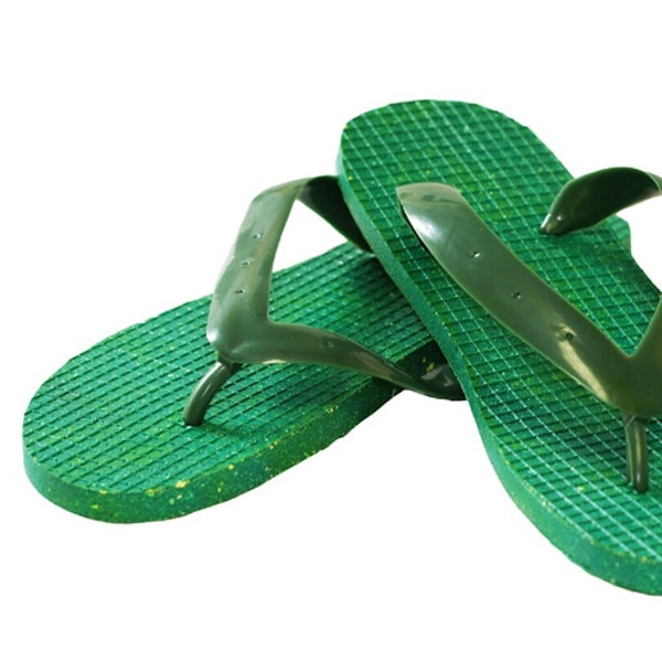 12. В СССР эту обувь называли по городу, в котором она производилась. Как именно?