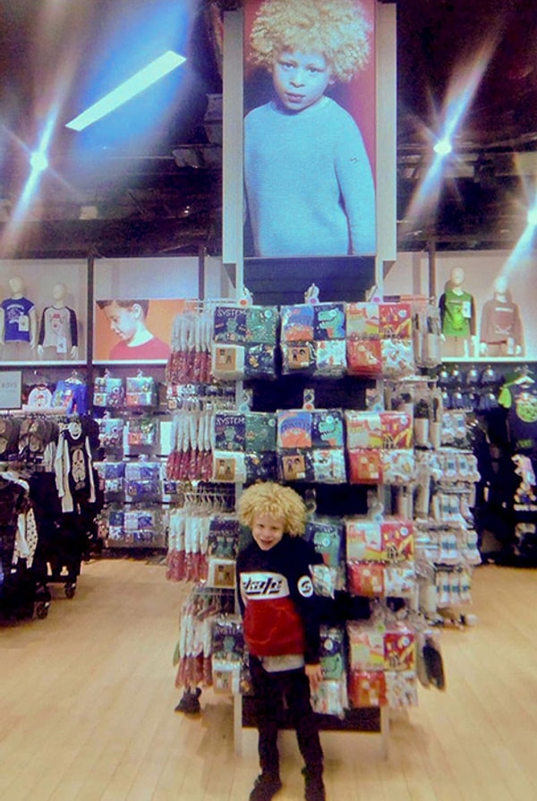 12. Элайджа на фоне постера со своим изображением