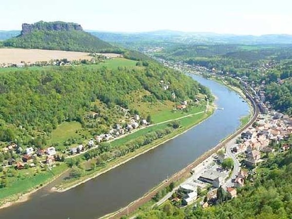 6. 17 июля 1975 года состоялась стыковка советского космического корабля "Союз" и американского "Аполлон". Пролетая над какой рекой, космонавты обменялись рукопожатием?